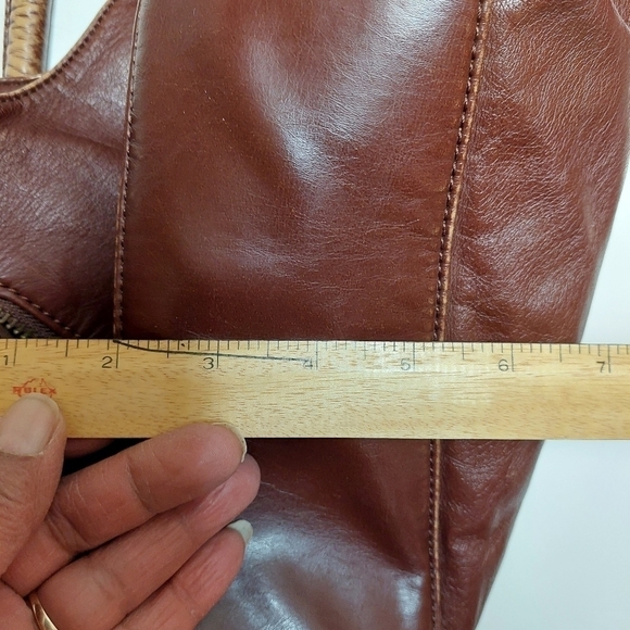 Bentley Leathers "Cargo" Shoulder Bag - Picture 16 of 16